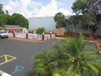 Howard Johnson by Wyndham Ft. Myers FL - parking