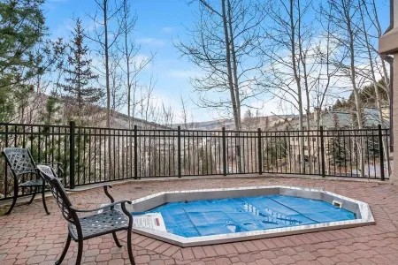 MINT Ski-in/Ski-out w/Mnt. Views, 3Bed 3Bath,with 2 Master on-suites, Highlands