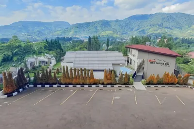 RedDoorz Premium @ Griya Inkoppabri Cisarua Puncak Hotell i Leuwimalang