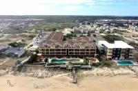 Beach Front Condo Two Pools and Hot Tub!