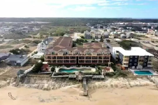 Beach Front Condo Two Pools and Hot Tub!