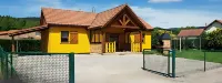 Rental of fenced chalet with barbecue and children's play area فنادق في Fraize