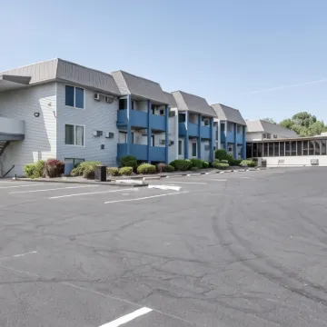 Days Inn & Suites by Wyndham Spokane Hotels near Spokane Falls
