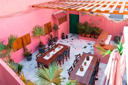 Mascot Garden Rooms Отели рядом с достопримечательностью «Anthony Quinn Bay»