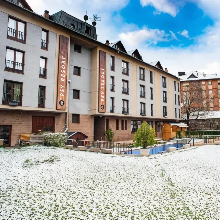 Pey Resort Отели в г. Сорт