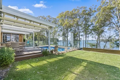 Waterfront Paradise Lodge Brightwaters Hotels in Lake Munmorah