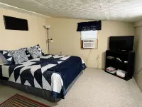 1 bed cottage, grill, fire pit, Very close to Red River Gorge!! Kentucky Reptile Zoo附近的飯店