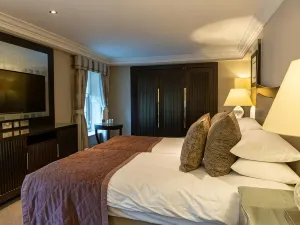 Wood Hall Hotel & Spa