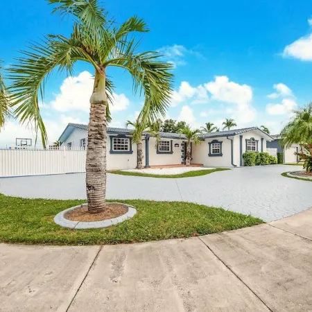 La Femme Paradise/ Heated Pool/ Mini Golf/ Pickleball/5 Bedrooms/Jacuzzi/BBQ