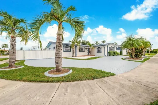 Le Femme Paradise/ Heated Pool/ Mini Golf/ Pickleball/ 5 Bedrooms/ Jacuzzi/BBQ