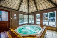 Scenic Views and Cozy Gas Fireplace - Charming Oasis Hotel a Snyderville