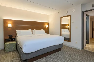 Holiday Inn Express Milwaukee-West Medical Center فنادق في Wauwatosa