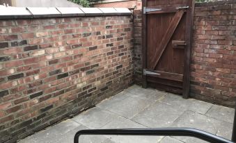 Bright Spacious 3-Bed with Office & Patio, Preston