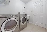 Brand new 3 bedrooms at Harmony road Hotel di Oshawa