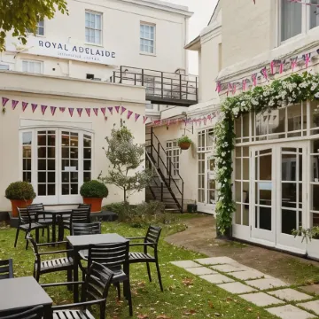 The Royal Adelaide Hotel Отели рядом с достопримечательностью «Dramatica»