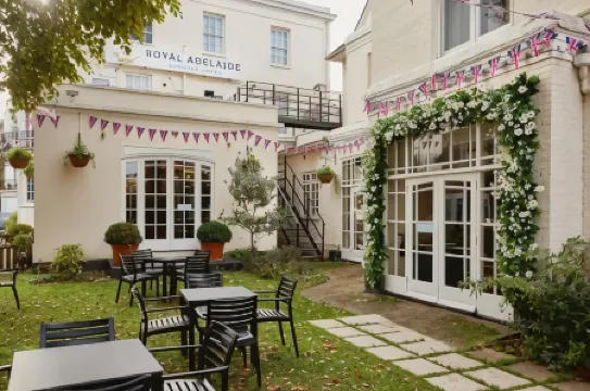 The Royal Adelaide Hotel Отели рядом с достопримечательностью «Dramatica»