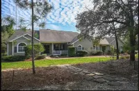 Multi-family peaceful retreat home sleeps15 with heated pool near Crystal River!