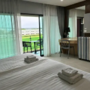 Golden Dragon Beach Resort Pattaya (Bang Lamung) โรงแรมใกล้FORD TOPCAR HARBOR