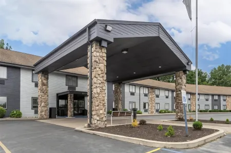 SureStay Plus by Best Western Fremont I-69 Отели рядом с достопримечательностью «Парк штата Покагон»