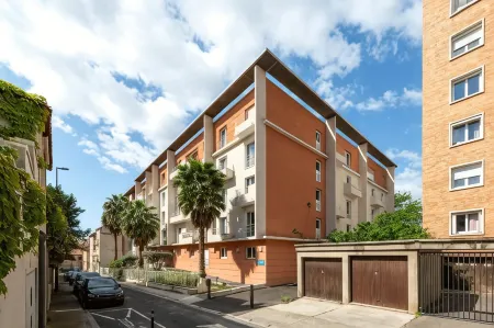 Zenitude Hôtel-Résidences Béziers Centre Отели рядом со станцией BEZIERS RAILWAY STATION