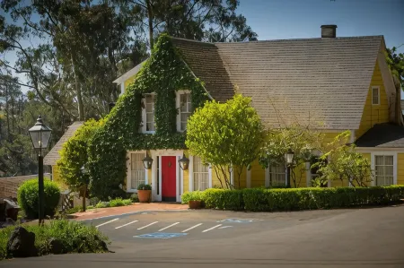 Heritage House Resort & Spa Отели рядом с достопримечательностью «Mendocino Grove»
