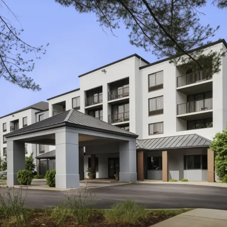 Courtyard Portsmouth Отели рядом с достопримечательностью «St. John's Episcopal Church»