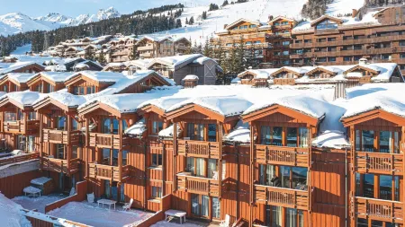 Résidence Pierre & Vacances Premium les Chalets du Forum Отели рядом с достопримечательностью «Moncler»