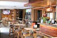 Sovereign Park Motor Inn - bar