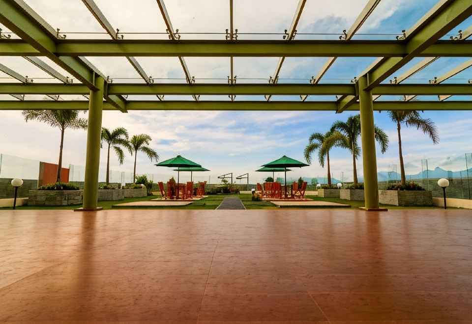 5. 골든 팰리스 호..