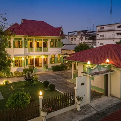Villa Khun Wichianpanich Hotels near Wat Kamphaeng Laeng