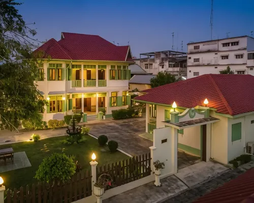 Villa Khun Wichianpanich Hotels near Wat Kamphaeng Laeng