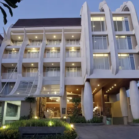 Bedrock Hotel Kuta Отели рядом с достопримечательностью «Пляж Джерман»