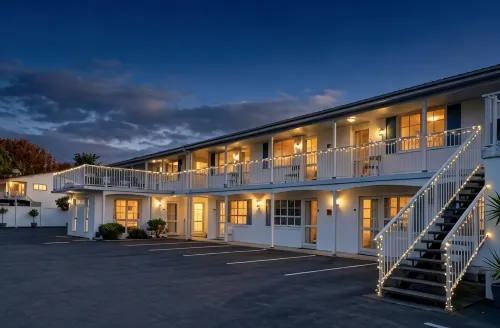 Boundary Court Motor Inn - Rooftop Pools