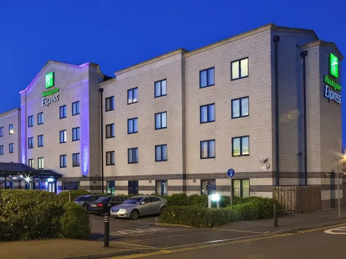 Holiday Inn Express POOLE by IHG - parking