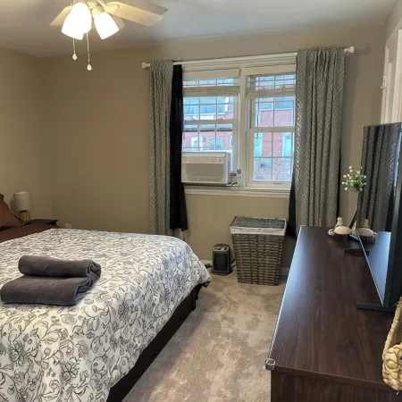 3BR/1BA Townhouse easy walk to University of Delaware campus, free parking spot.