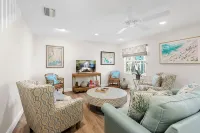 4-bedroom, 3.5 bath house w/Pool, AC, WiFi in Siesta Key; 1 mile from Village