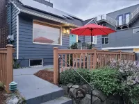 Ballard Birdhouse with Garage, AC, and Gym Hotels in Ballard