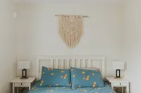 Bright & spacious 1 bedroom suite by the beach!