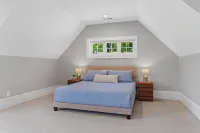 LakeHome on the Water, Luxury Sleeps 18, Pool, Dock, Beach, Close to Clemson