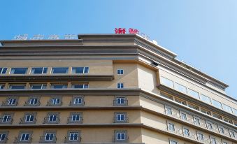 The hotel in an urban setting has a front view and side facade with large windows at City Suites (Taoyuan Gateway)