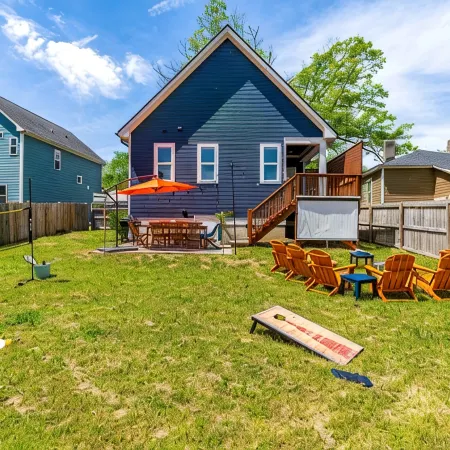 NEW - Duke 5 Mins, Upscale Eclectic Decor, Backyard Dining and Movies, Sleeps 10