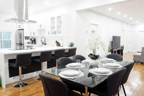 Modern 5BR 3BA • Retreat Near Subway & Downtown • Free Parking - balcone