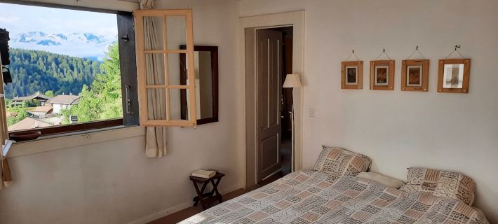 Bright, family-friendly apartment just outside Villars! Hoteles en Aigle