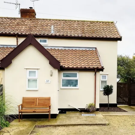 Cheerful two bedroom cottage with field views