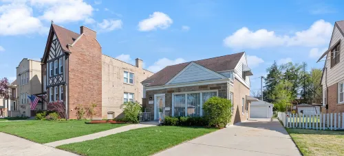3-bedroom building in lovely Westchester with AC, WiFi. Enjoy your stay - Homestays