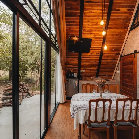 Issara Bar&House