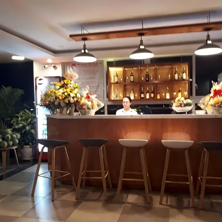Maple Leaf Hotel & Apartment
