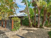 Trinity Beach Club Holiday Apartments Hotels in Trinity Beach