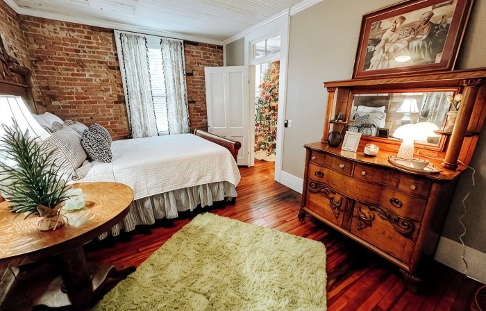 The Loft @ Studio115 a Charming Stay, Sleeps 6, in Downtown Bainbridge, GA