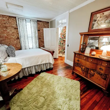The Loft @ Studio115 a Charming Stay, Sleeps 6, in Downtown Bainbridge, GA